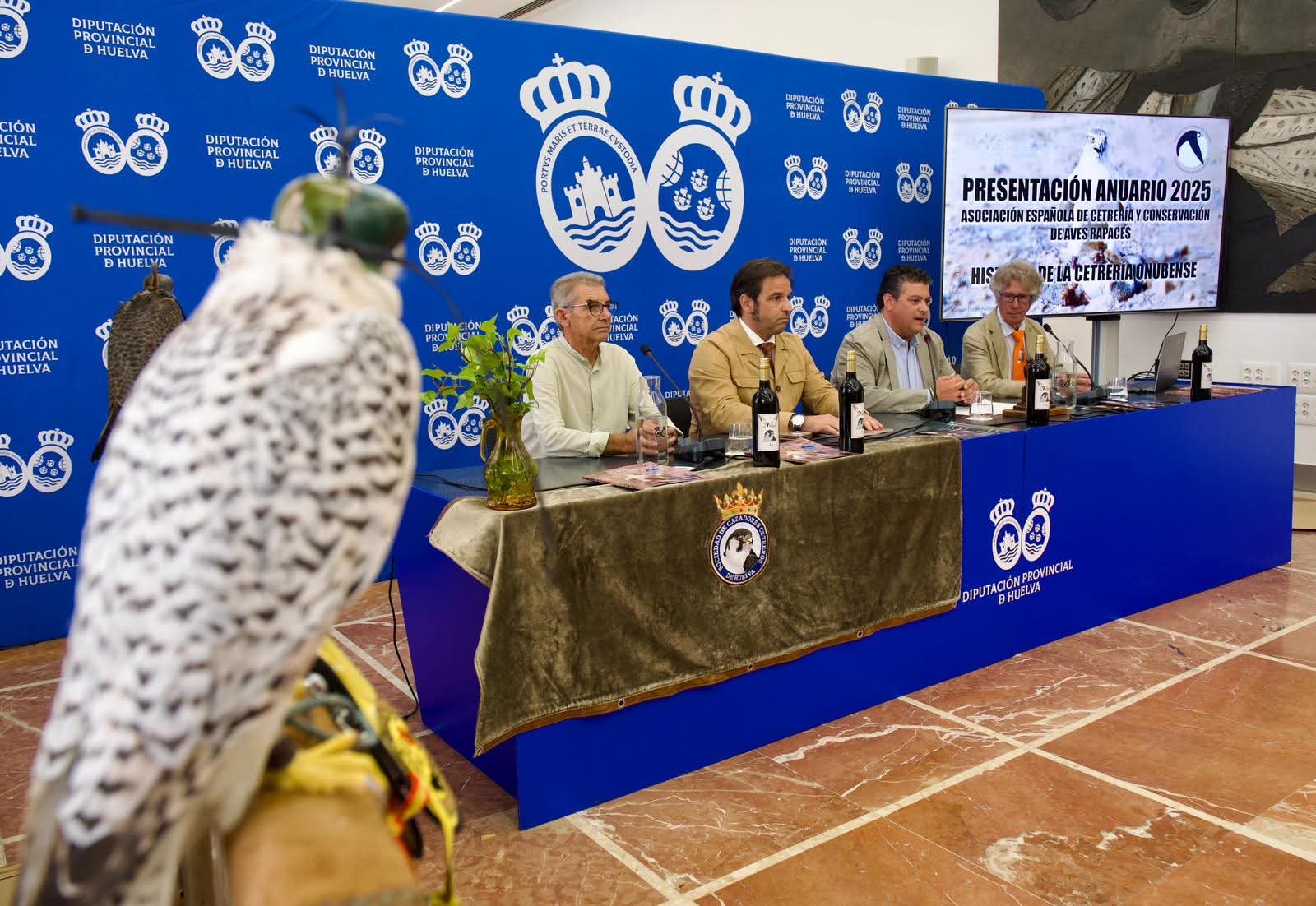Presentación del Anuario de la Asociación Española de Cetrería, en la sede de la Diputación Provincial de Huelva. Asociación Española de cetrería y conservación de aves rapaces